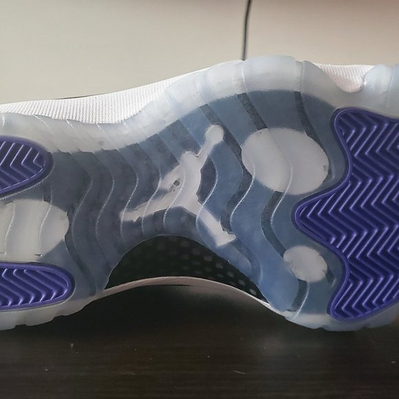 2018 Jordan 11 size 9.5 DS - Picture 4 of 9